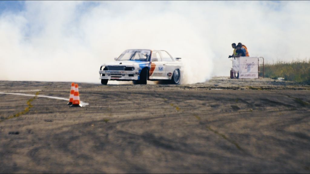Original-Racing_car_on_sandy_track